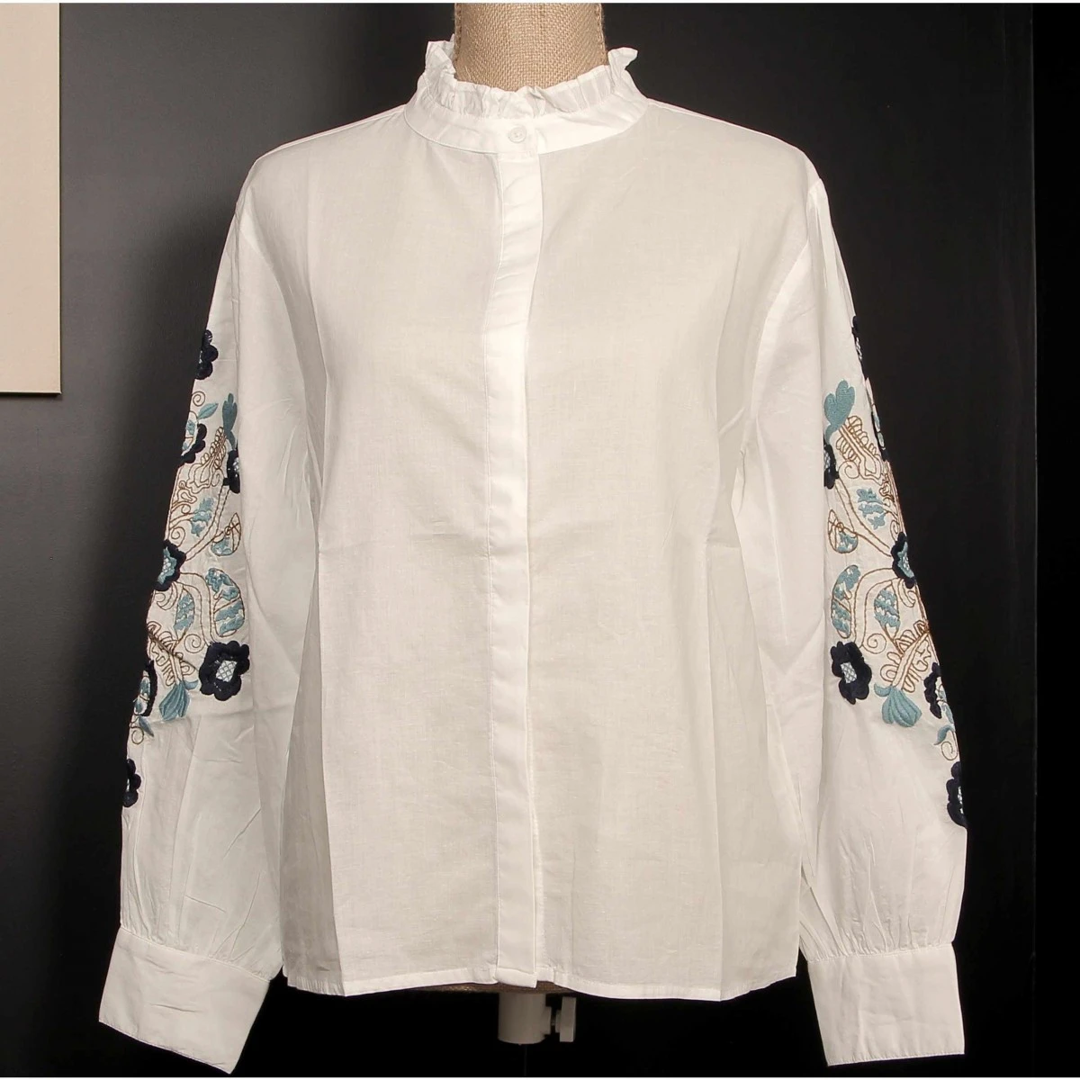 CHEMISE BLANCHE FEMME BRODEE / BLEU 1 3 CHEMISE BLANCHE FEMME BRODEE / BLEU 1